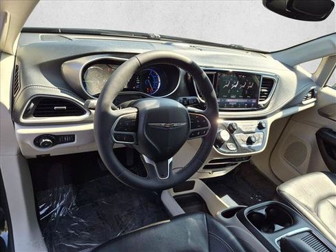 Used 2022 Chrysler Pacifica Touring-L FWD image 10