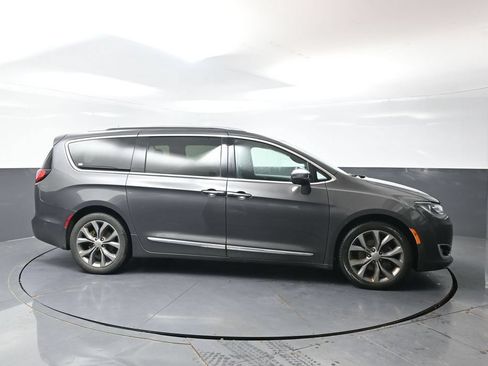 Used 2019 Chrysler Pacifica Limited FWD image 2