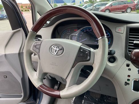 Used 2014 Toyota Sienna Limited w/ Limited Premium Package AWD/4WD image 18