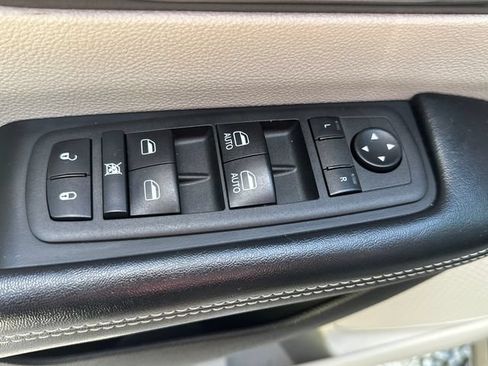 Used 2022 Chrysler Pacifica Touring-L FWD image 23