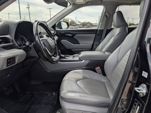 Used 2023 Toyota Highlander XLE FWD image 27