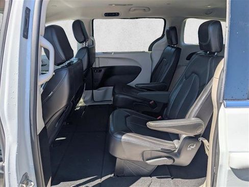 Used 2023 Chrysler Pacifica Touring-L FWD image 17