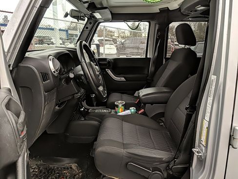 Used 2012 Jeep Wrangler Unlimited Sahara image 10