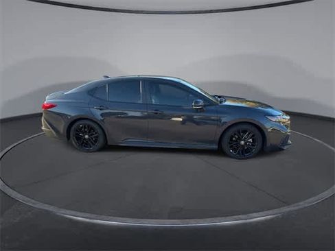 Used 2025 Toyota Camry SE image 9