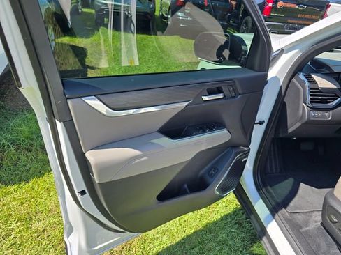 Used 2025 GMC Acadia Elevation w/ Elevation Premium Package FWD image 15