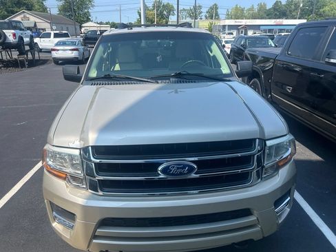 Used 2017 Ford Expedition XLT w/ Equipment Group 201A AWD/4WD image 2