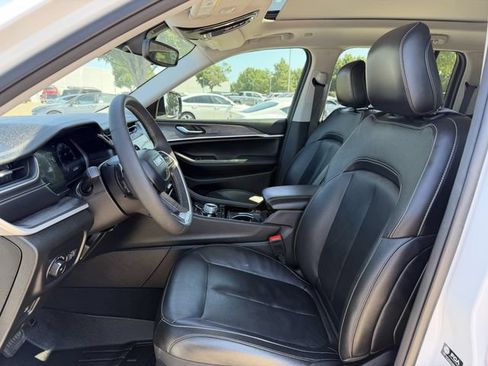Used 2023 Jeep Grand Cherokee Limited w/ Black Appearance Package AWD/4WD image 26