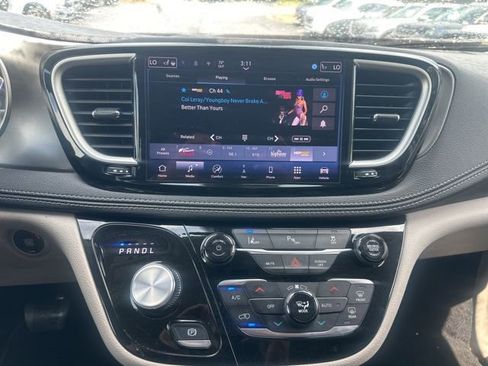 Used 2024 Chrysler Pacifica Limited FWD image 28