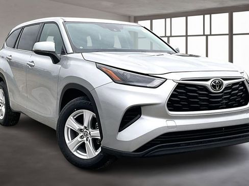 Used 2023 Toyota Highlander L AWD/4WD image 3
