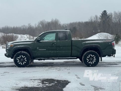 Used 2022 Toyota Tacoma TRD Off-Road w/ Technology Package image 3