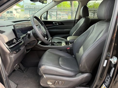 Used 2025 Kia Carnival SX Prestige FWD image 9