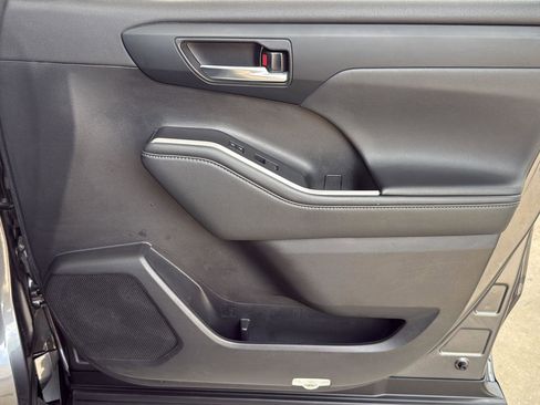 Used 2022 Toyota Highlander XLE image 28