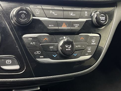 Used 2023 Chrysler Pacifica Touring FWD image 21