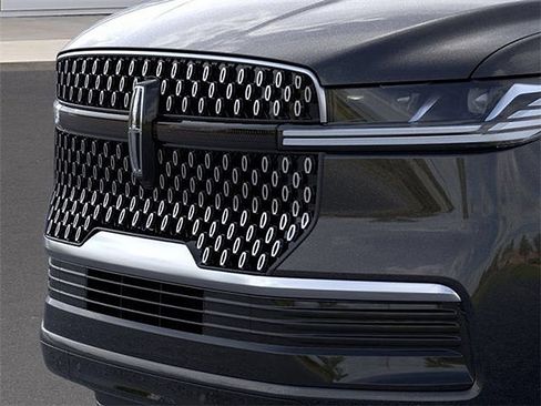 Certified 2025 Lincoln Navigator Reserve AWD/4WD image 32