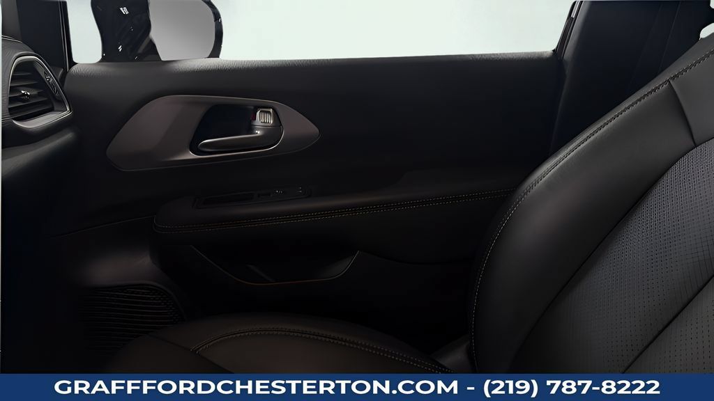Used 2024 Chrysler Pacifica Limited FWD image 13