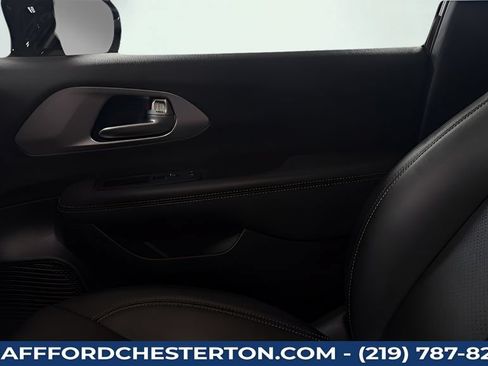 Used 2024 Chrysler Pacifica Limited FWD image 13
