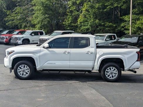 Used 2024 Toyota Tacoma SR5 AWD/4WD image 4