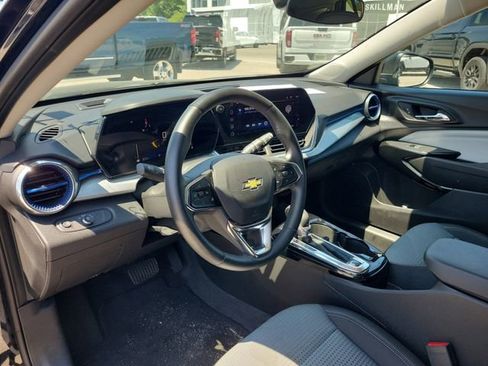 Used 2025 Chevrolet Trax LT w/ LT Convenience Package FWD image 16