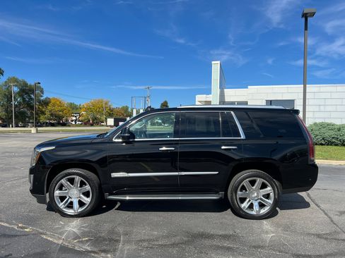 Used 2018 Cadillac Escalade Luxury image 3
