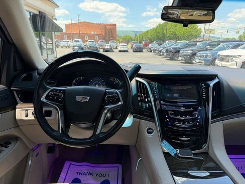 Used 2018 Cadillac Escalade ESV Luxury RWD image 11