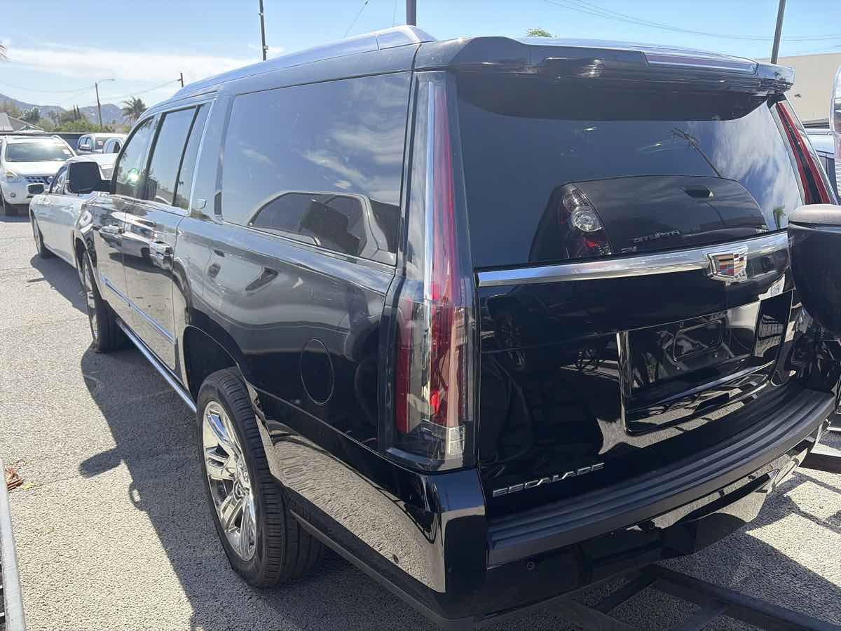 Used 2018 Cadillac Escalade ESV Premium Luxury AWD/4WD image 3