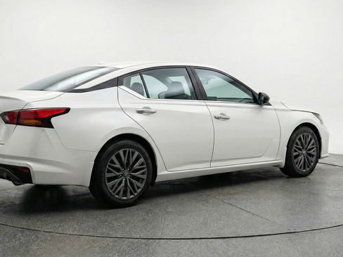 Used 2025 Nissan Altima 2.5 SV image 9