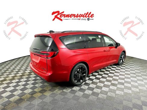 New 2026 Chrysler Pacifica Limited w/ Uconnect Theater Family Group image 7