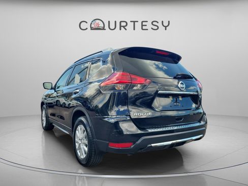 Used 2017 Nissan Rogue SV w/ SV Premium Package image 3