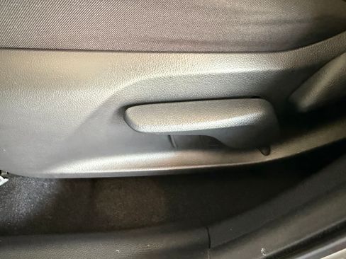 Used 2022 Toyota RAV4 LE FWD image 13