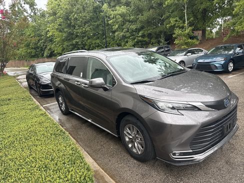 Used 2024 Toyota Sienna XLE FWD image 5