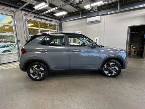 Used 2022 Hyundai Venue Limited FWD image 6