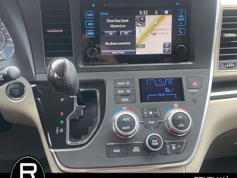 Used 2017 Toyota Sienna XLE w/ XLE Navigation Package FWD image 9