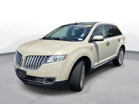 Used 2014 Lincoln MKX AWD w/ Equipment Group 102A image 2
