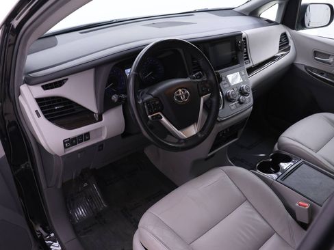 Used 2016 Toyota Sienna XLE image 3