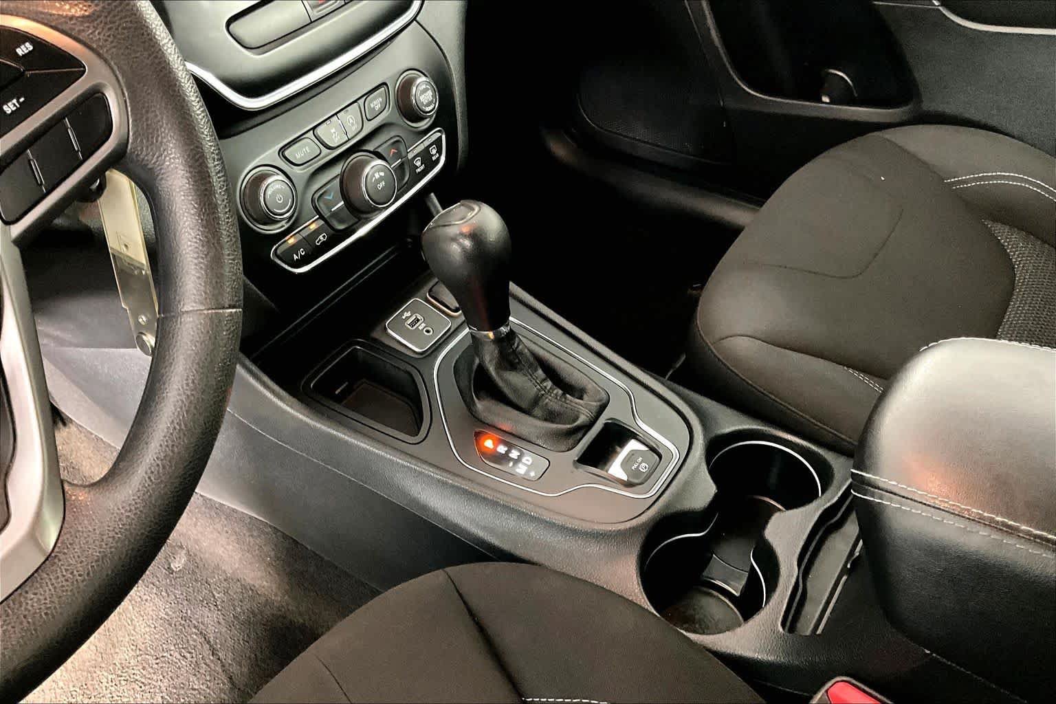 Used 2019 Jeep Cherokee Latitude w/ Popular Appearance Group FWD image 16