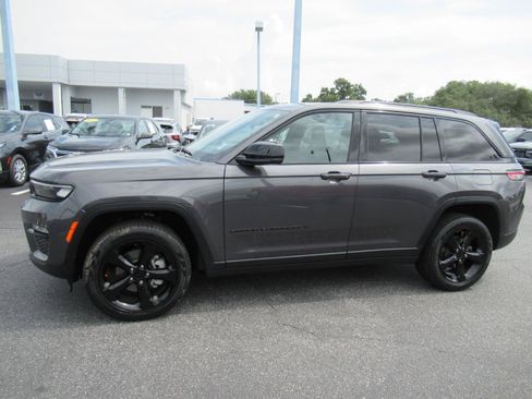 Used 2024 Jeep Grand Cherokee Limited w/ Black Appearance Package RWD image 2