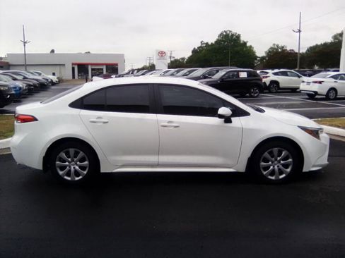 Used 2026 Toyota Corolla LE FWD image 7