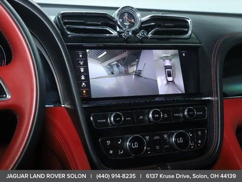 Used 2022 Bentley Bentayga image 23
