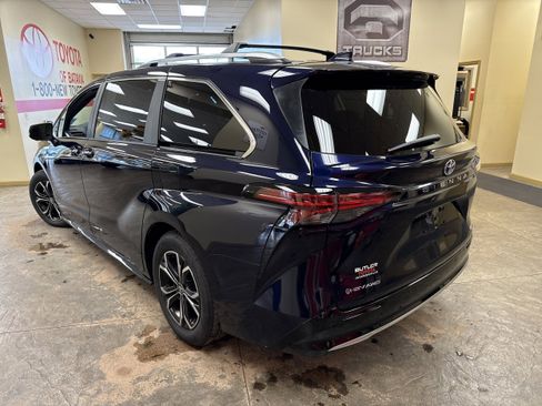 Used 2025 Toyota Sienna Platinum image 6