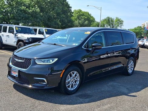 Used 2024 Chrysler Pacifica Touring-L FWD image 3