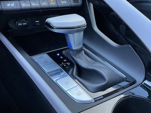 Used 2025 Hyundai Elantra Limited image 24