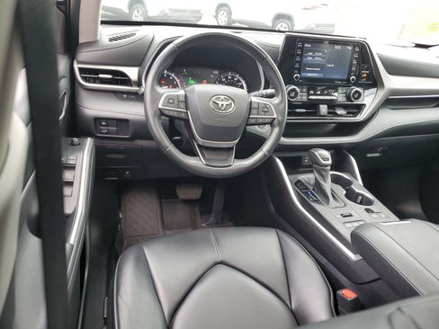 Used 2022 Toyota Highlander XLE AWD/4WD image 11