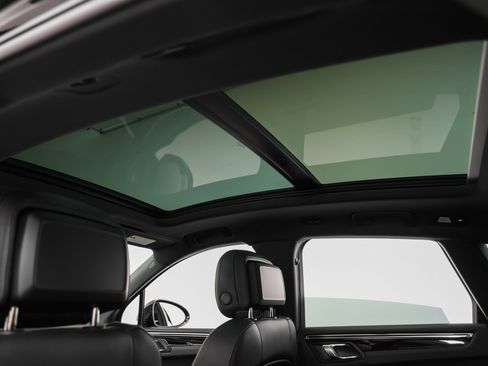 Certified 2025 Porsche Macan image 41