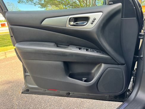 Used 2017 Nissan Pathfinder SL w/ SL Tech Package image 10