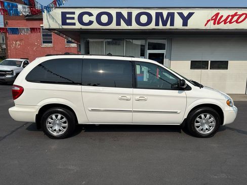 Used 2005 Chrysler Town & Country Touring FWD image 2