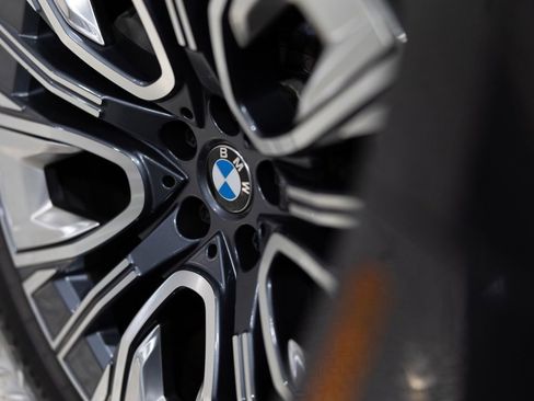 Used 2025 BMW i7 xDrive60 image 39