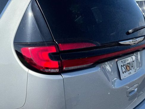 Used 2024 Chrysler Pacifica Touring-L FWD image 12