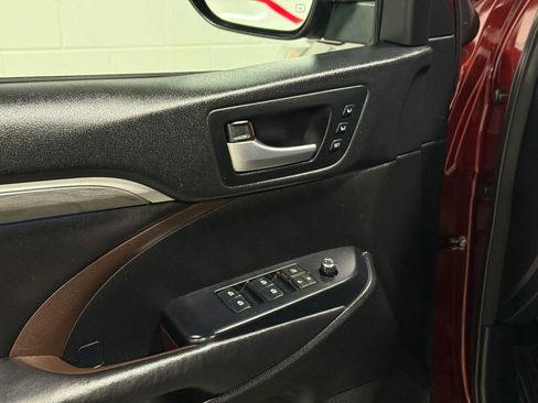 Used 2017 Toyota Highlander Limited Platinum image 9