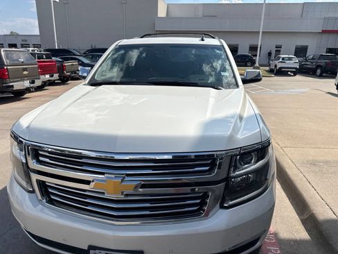Used 2015 Chevrolet Suburban LTZ RWD image 3
