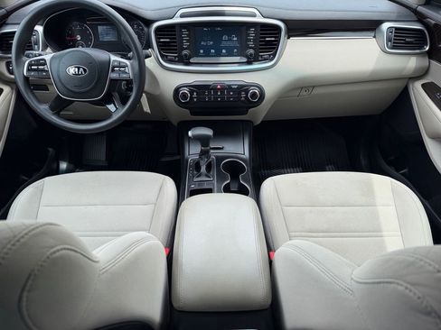 Used 2020 Kia Sorento LX FWD image 17